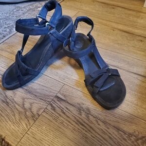 Teva women's black sandal size 9